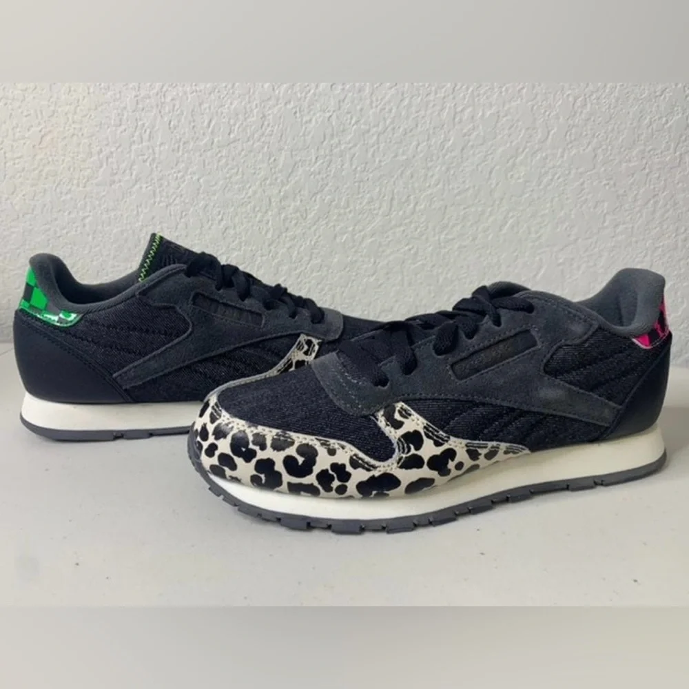 Reebok‎ x Wonder Woman Classic Leather - Kids Youth Size 5 Women's Size 6.5